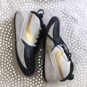 Nike team hustle d9 basketball shoes